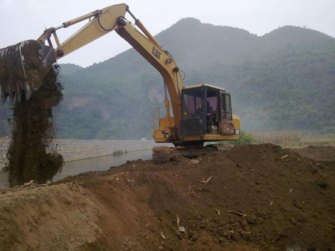 2002 বছর 80.3kw 0.5cbm বালতি E120B ব্যবহৃত CAT খননকারী 0
